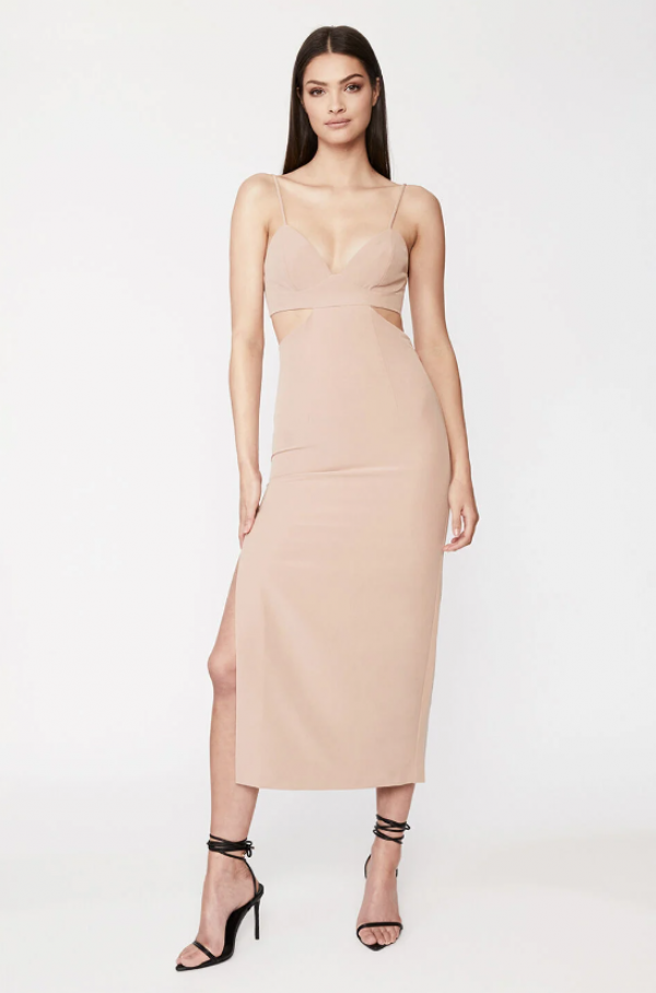 Sheath dress dengan aksen cut-out